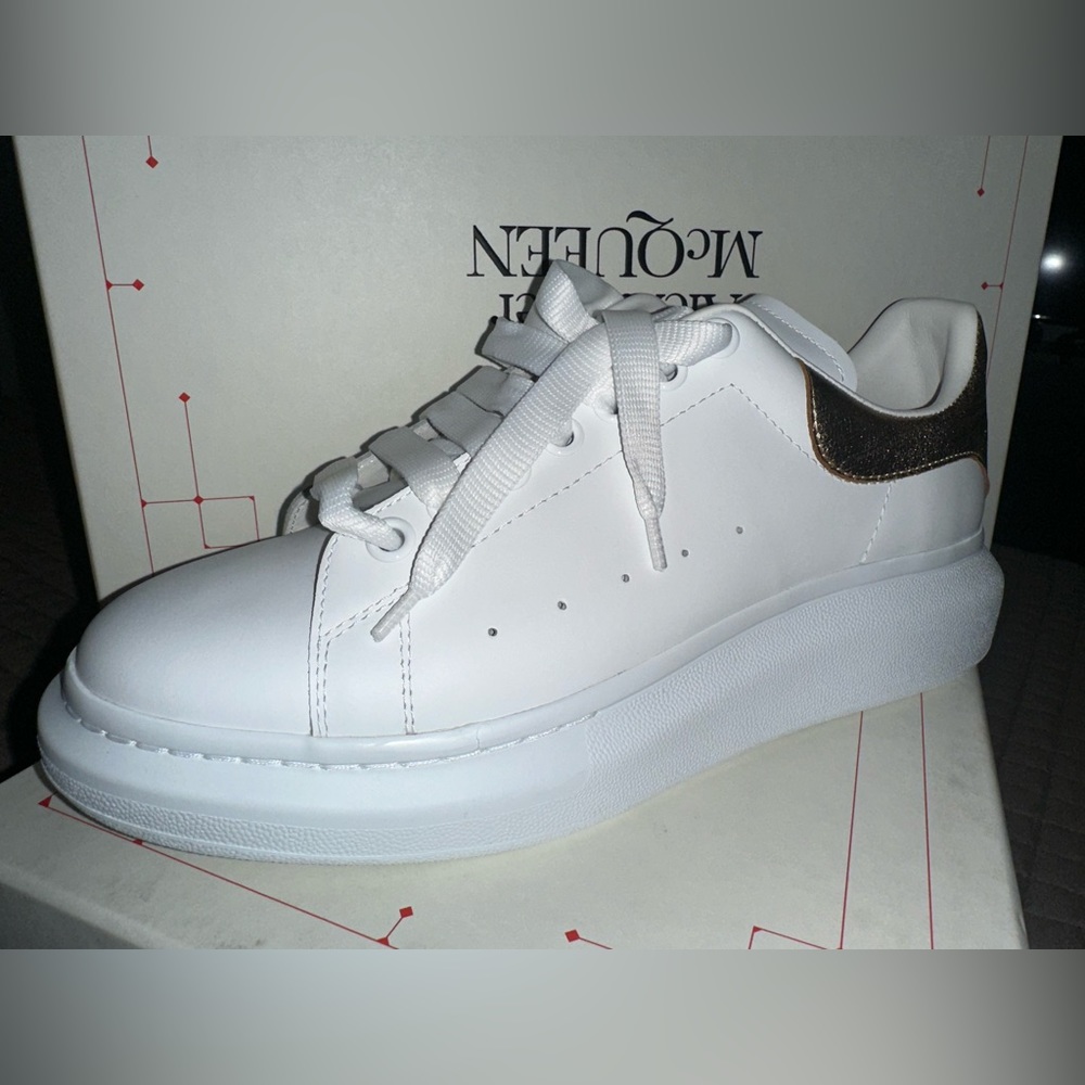 Alexander McQueen Larry sneaker
White/gold
42E
New